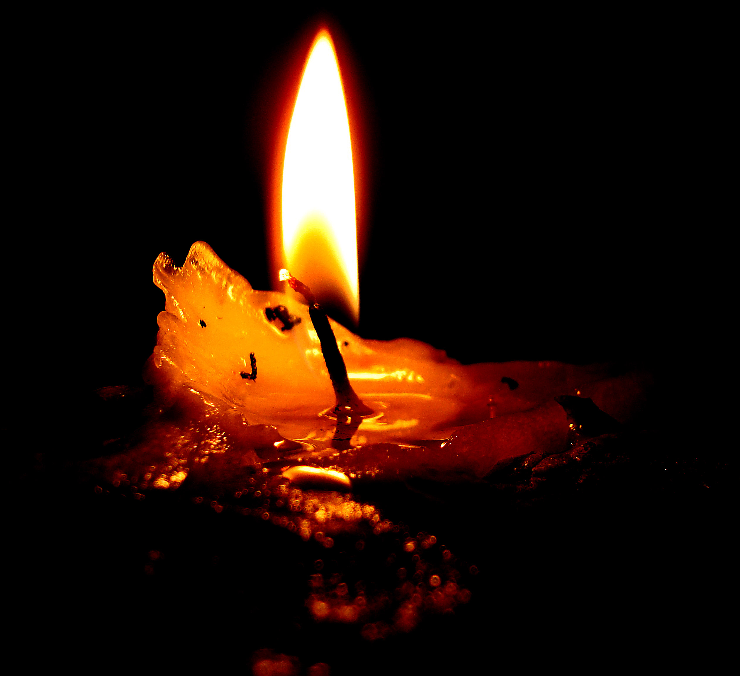 Горят три свечи. Огарок свечи. Сгоревшая свеча. Свечка Горелая. Догорающая свеча.